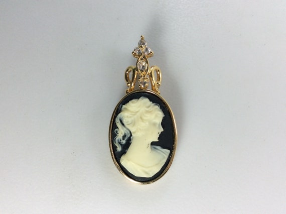 Vintage Pendant Gold Toned Oval Cameo 