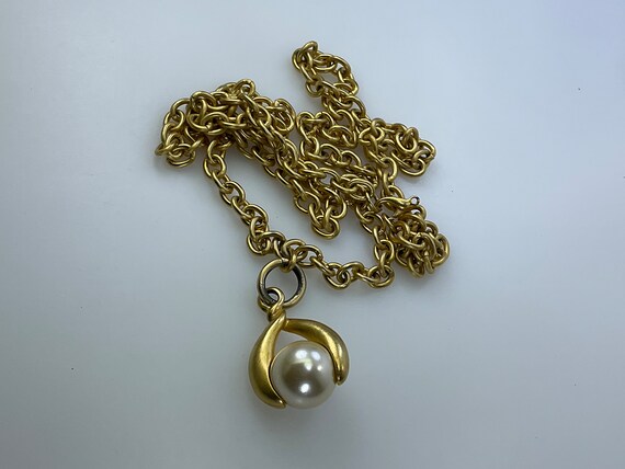 Vintage 35” Necklace Gold Toned Chain White Pearl… - image 1