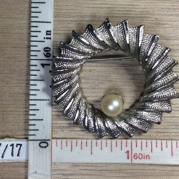 Vintage DuBarry FA Silver Toned Faux Pearl Round Pin Brooch Used