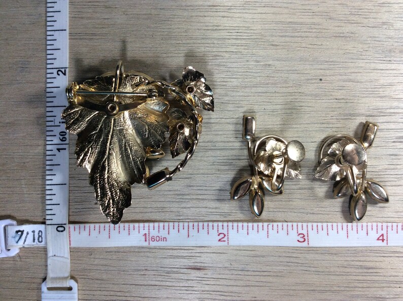 Vintage Gold Toned Pin Brooch Screw Back Earring Set Leaves Blue Rhinestones Used