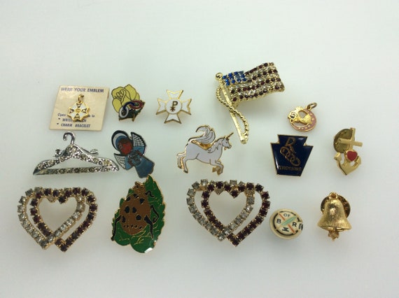 Vintage Lot Of Fourteen Pins Charms Assorted Desi… - image 1