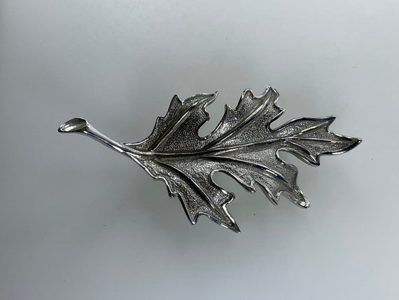 Vintage Pin Brooch Silver Toned Textured Oak Leaf… - image 1