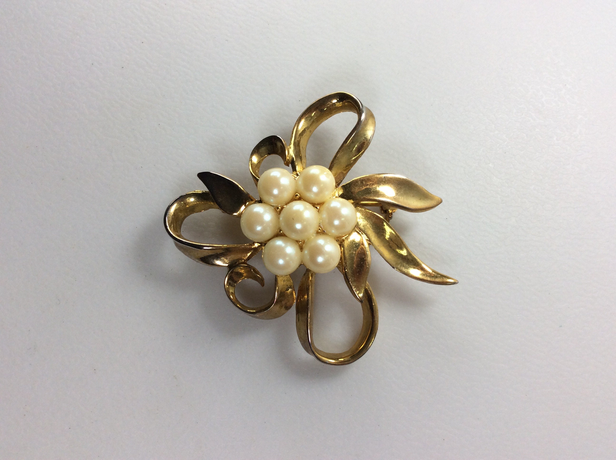 15offSaleEndsTomorrow Vintage Pin Brooch Gold Toned Round Abstract Design With Faux Pearls Used