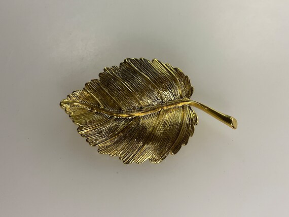 Vintage AK Pin Brooch Gold Toned Textured Leaf De… - image 1
