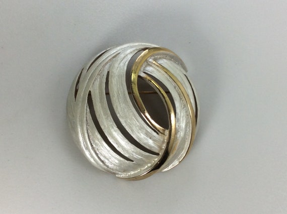 Vintage Pin Brooch Gold Toned Round Swirls Design… - image 1