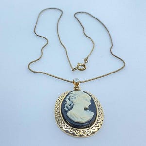 Vintage 18” Gold Toned Necklace With White And Black Cameo Pendant Used