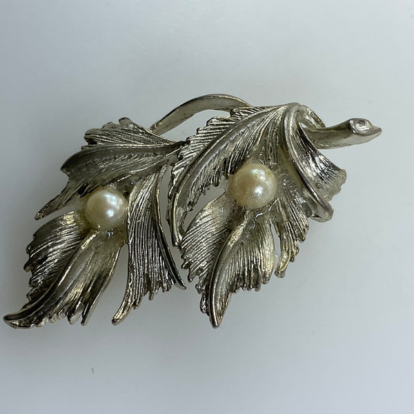 Vintage DuBarry Pin Brooch Gold Toned Leaves Design With Faux Pearls Used