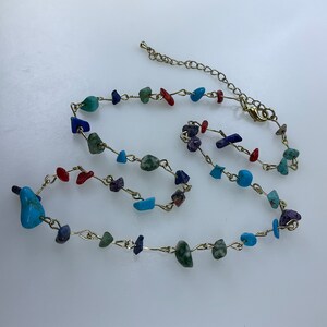 Collar vintage de 18"-21" dorado tonificado con cuentas de chip de piedra multicolores utilizadas