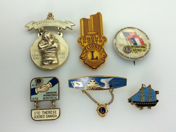 Pin's revers LIONS CLUB INTERNATIONAL 100 % PRÉSENCE AWARD 2003-2004