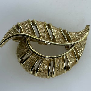 Vintage Pin Brooch Gold Toned Textured Leaf Used