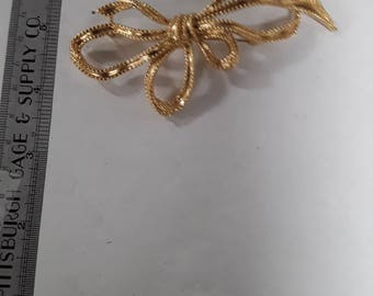Gold toned ribbon bow pin brooch used
