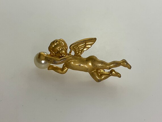 Aai brooch deals