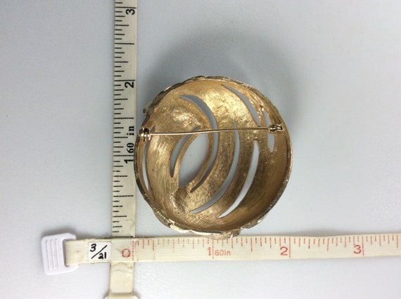 Vintage Pin Brooch Gold Toned Round Swirls Design… - image 2