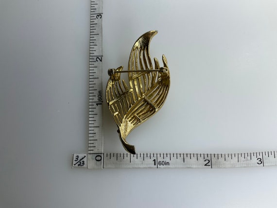 Vintage Lisner Pin Brooch Gold Toned Leaves Desig… - image 2