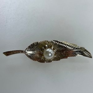 Vintage Pin Brooch Gold Toned Textured Leaf With White Faux Pearl Used