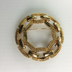Vintage Pin Brooch Gold Toned Textured Circle Chain Design Used