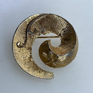 Vintage Pin Brooch Gold Toned Textured Spiral Used
