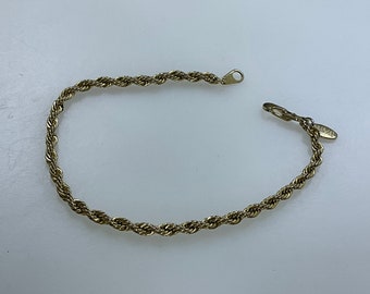 Vintage American Showcase 7.5” Bracelet Gold Toned Twist Vintage American Showcase 7.5” Bracelet Gold Toned Twist
