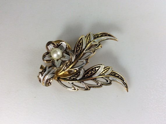 Vintage Pin Brooch Gold Toned Flower Leaves Design With Black