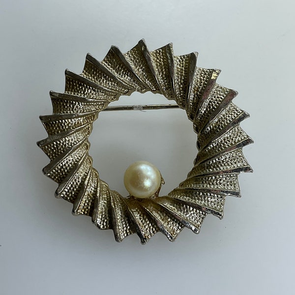 Vintage DuBarry Pin Brooch Gold Toned Textured Circle With Faux Pearl Used