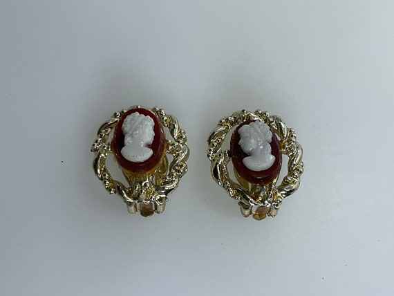 Vintage Clip On Earrings Gold Toned Oval Cameo De… - image 1