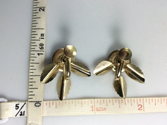 Vintage Screw Back Earrings Gold Toned Leaves Des… - image 2