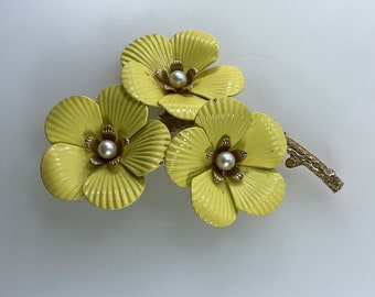 Vintage Sarah Coventry Pin Brooch Gold Toned Flowers With Yellow Enamel And Faux Pearls Some Chipping Used