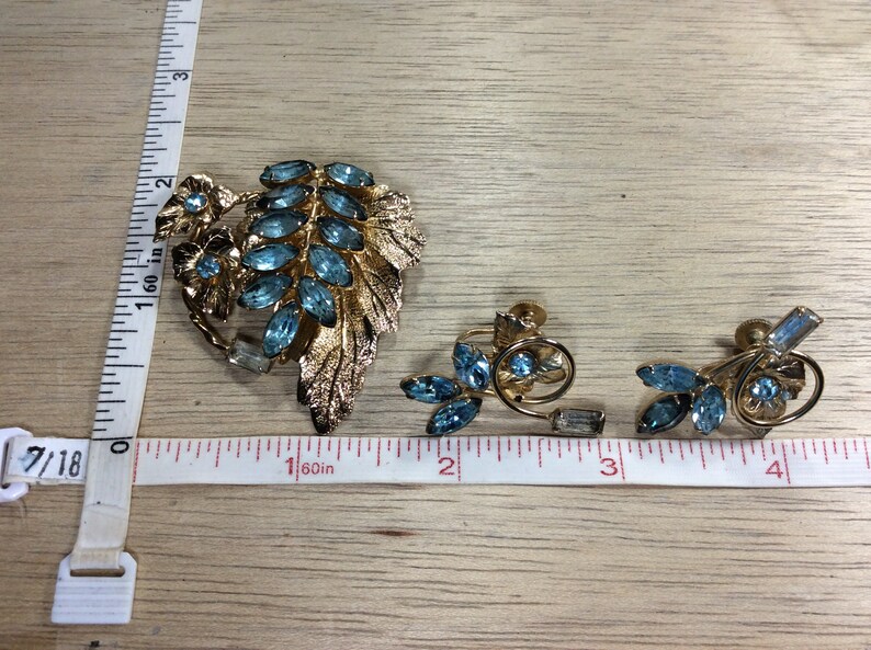 Vintage Gold Toned Pin Brooch Screw Back Earring Set Leaves Blue Rhinestones Used