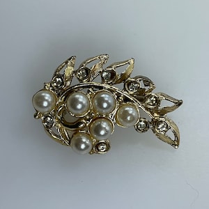 Vintage Pin Brooch Gold Toned Leaves Design With White Faux Pearls And Clear Rhinestones Used