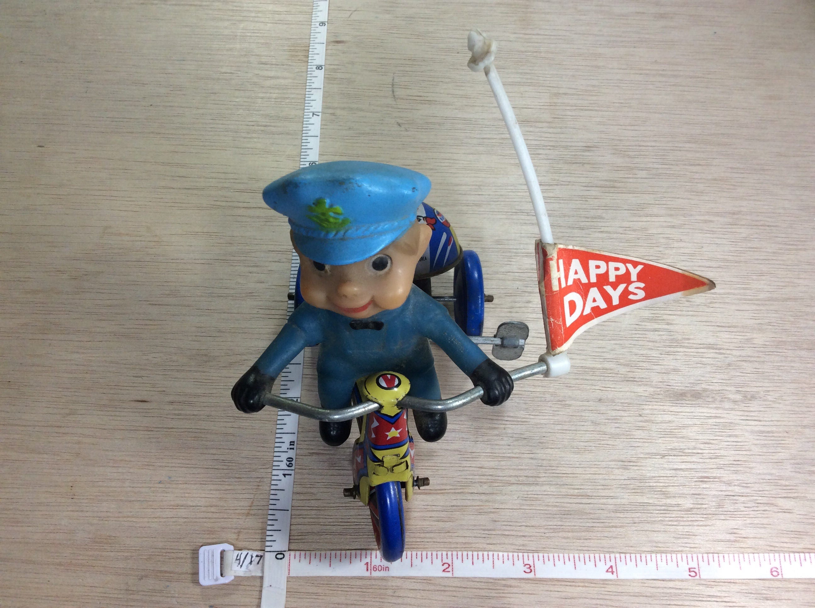 Enfant De Dessin Animé Sur Un Jouet De Vaisseau Spatial De Fête Foraine Ou De Parc D'attractions