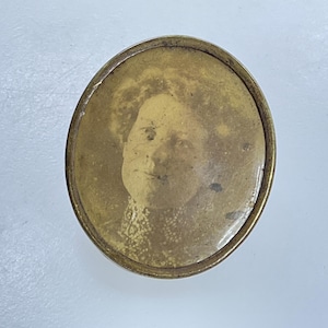 Vintage Pin Brooch Gold Toned Oval Photo Frame With Old Photo Used