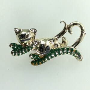 Vintage Pin Brooch Gold Toned Two Cats With Green Enamel Shows Wear Used
