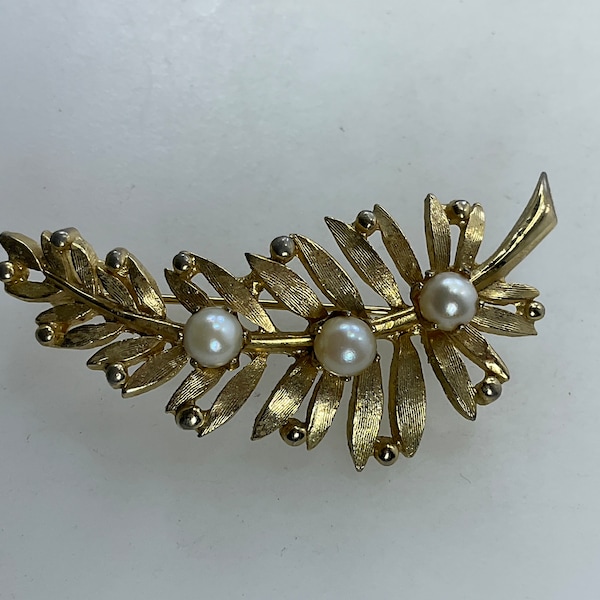 Vintage Brooks Pin Brooch Gold Toned Floral Design With White Faux Pearls Used