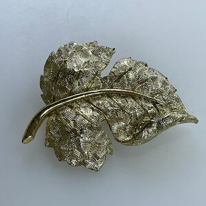 Vintage Pin Brooch Gold Toned Textured Leaf Used