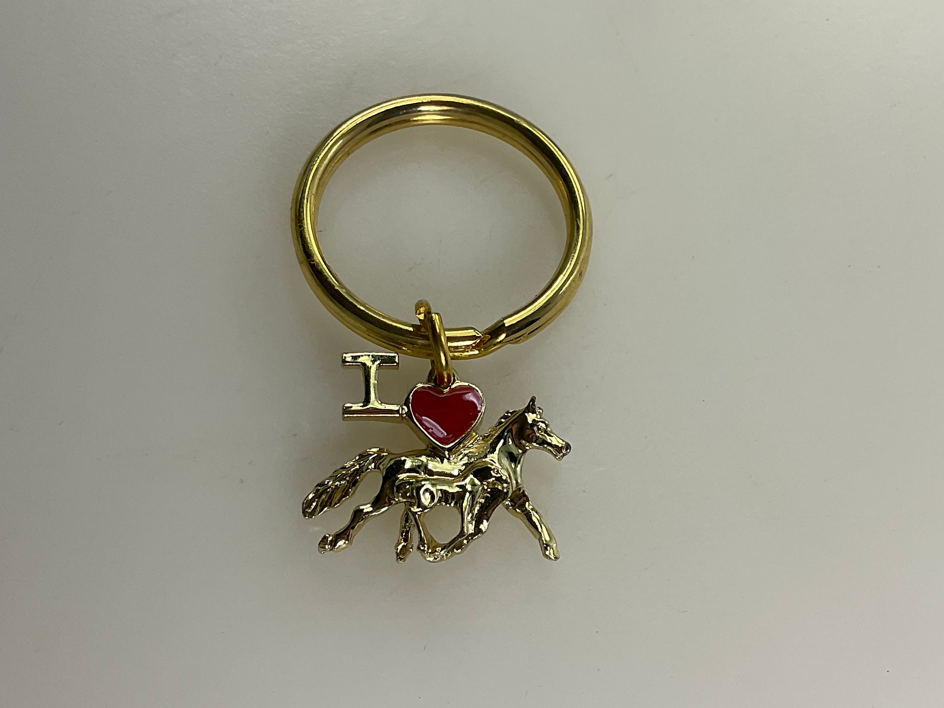 Llavero vintage dorado tonificado I corazón caballos rojo esmalte usado