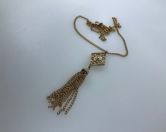 Vintage Sarah Coventry 20” Necklace Gold Toned Diamond Shape With Tassel Used