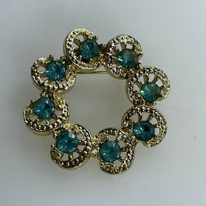 Vintage Pin Brooch Gold Toned Circle Design With Blue Rhinestones Used