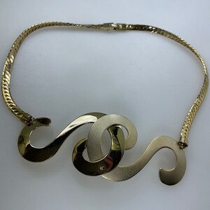 Vintage 21” Necklace Gold Toned Herringbone Chains With Swirly Center Accent Used