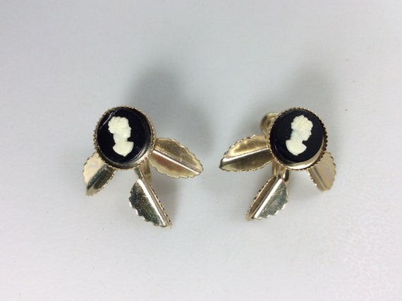 Vintage Screw Back Earrings Gold Toned Leaves Des… - image 1