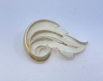Vintage Gold Toned Pin Brooch Leaf With Cream Enamel Used