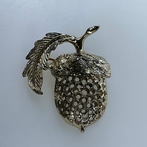 Vintage Sarah Coventry Pin Brooch Gold Toned Textured Acorn Shows Wear Used
