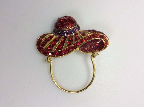 Vintage Pin Brooch Glasses Holder Gold Toned Hat … - image 1