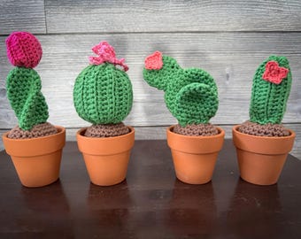 Cactus fatto a mano all'uncinetto in un mini vaso di terracotta