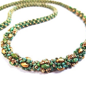 Pode incluir: Um colar de contas verdes e douradas com um design trançado. O colar é feito com contas pequenas e redondas e contas maiores de forma oval.