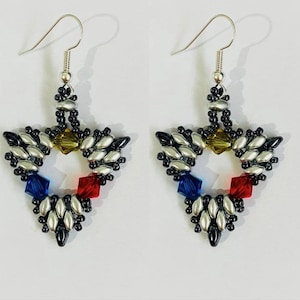 以下が含まれることがあります： 赤、青、黄色のアクセントが付いた星型の銀と黒のビーズのイヤリングのペア