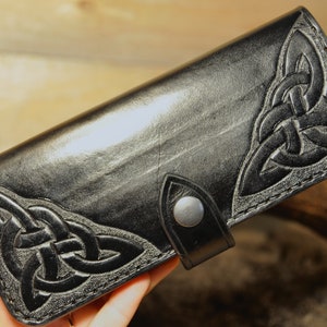 Cartera larga, Cartera de cuero, Cartera celta, Cartera de cuero, Cartera de cuero, Cartera de hombre, Cartera de mujer, Cuero repujado, Cuero tallado