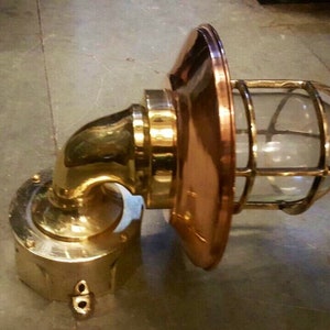 Lampada da parete recuperata in ottone vintage con paralume in rame e scatola di giunzione - Restaurata, ricablata e pronta per l&#39;uso!