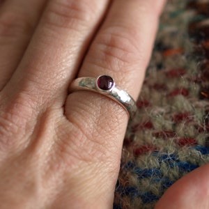 Anillo de plata con granate, anillo de plata de ley martillada con granate, plata maciza 925, piedra de nacimiento de enero, joyería hecha a mano, anillos con piedras preciosas