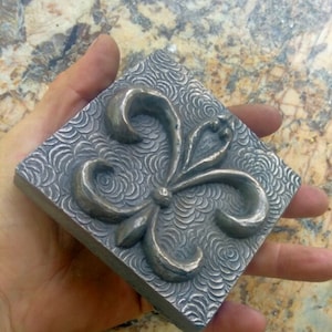 Azulejo de flor de lis de 4" x 4"