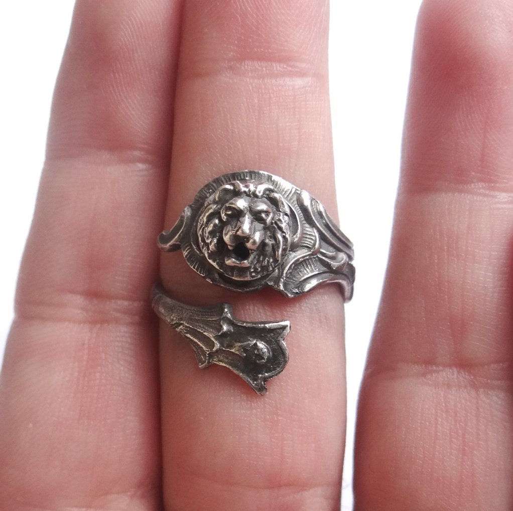 Royal Lion Silver Round Necklace Flower Skulls Goth Royal Lion Silver Round Necklace Flower Skulls Goth